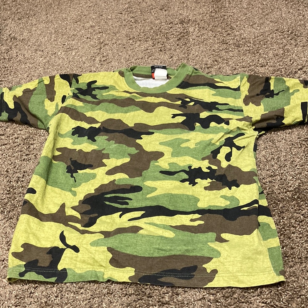 3/$30. Green camo short sleeve t-shirt-size S